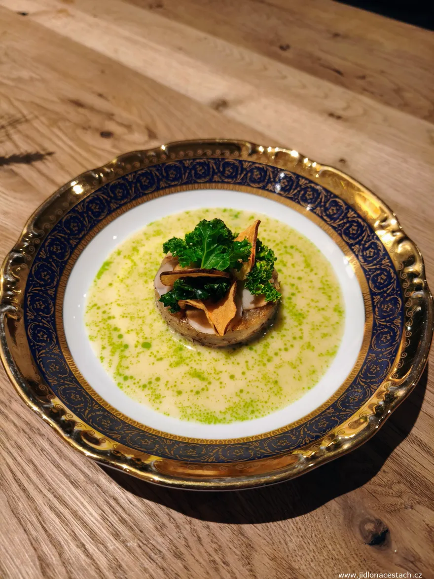 Vallmo Restaurant: Jerusalem artichoke Anna, whey, straw, kale.