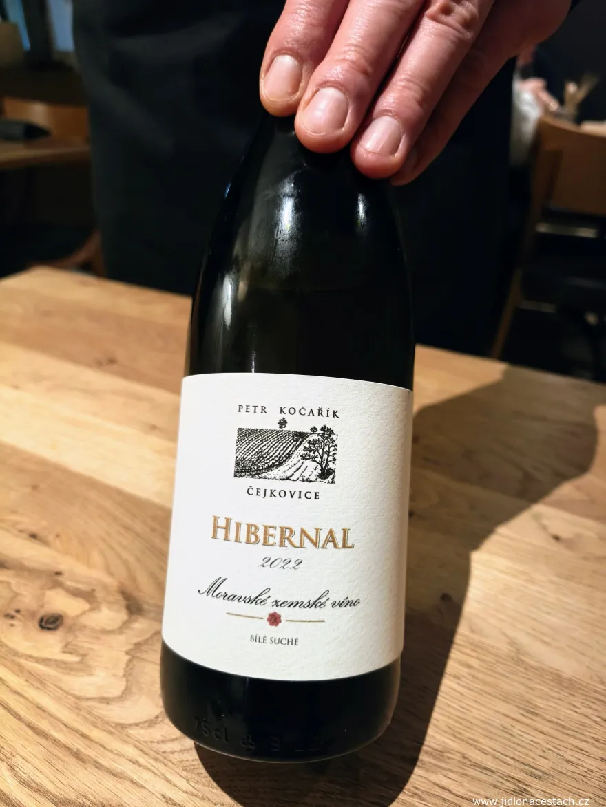 レストランVallmoのワインペアリング。モラヴィアのワイナリー、ペトル・コチャジークの「Hibernal」(2022年)。 レストランVallmoのワインペアリング。モラヴィアのワイナリー、ペトル・コチャジークの「Hibernal」(2022年)。