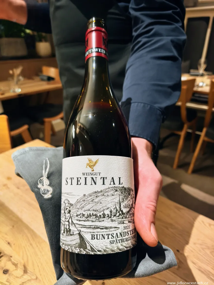 Vallmo Restaurant, wine pairing: German winery Steintal: Buntsandstein Spätburgunder (2021). Vallmo Restaurant, wine pairing: German winery Steintal: Buntsandstein Spätburgunder (2021).