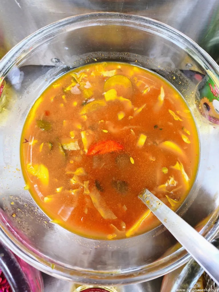 Amba: würzige Mangosoße. Amba: würzige Mangosoße.