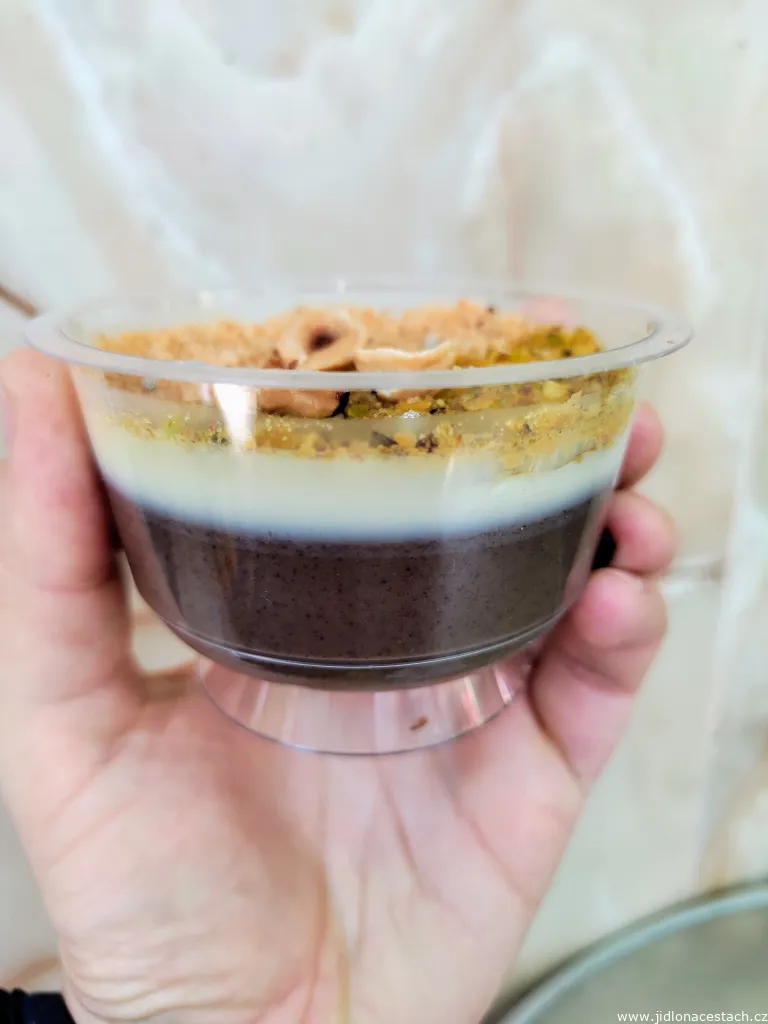 Assidat zgougou: die dunkle und die helle Schicht des Desserts.