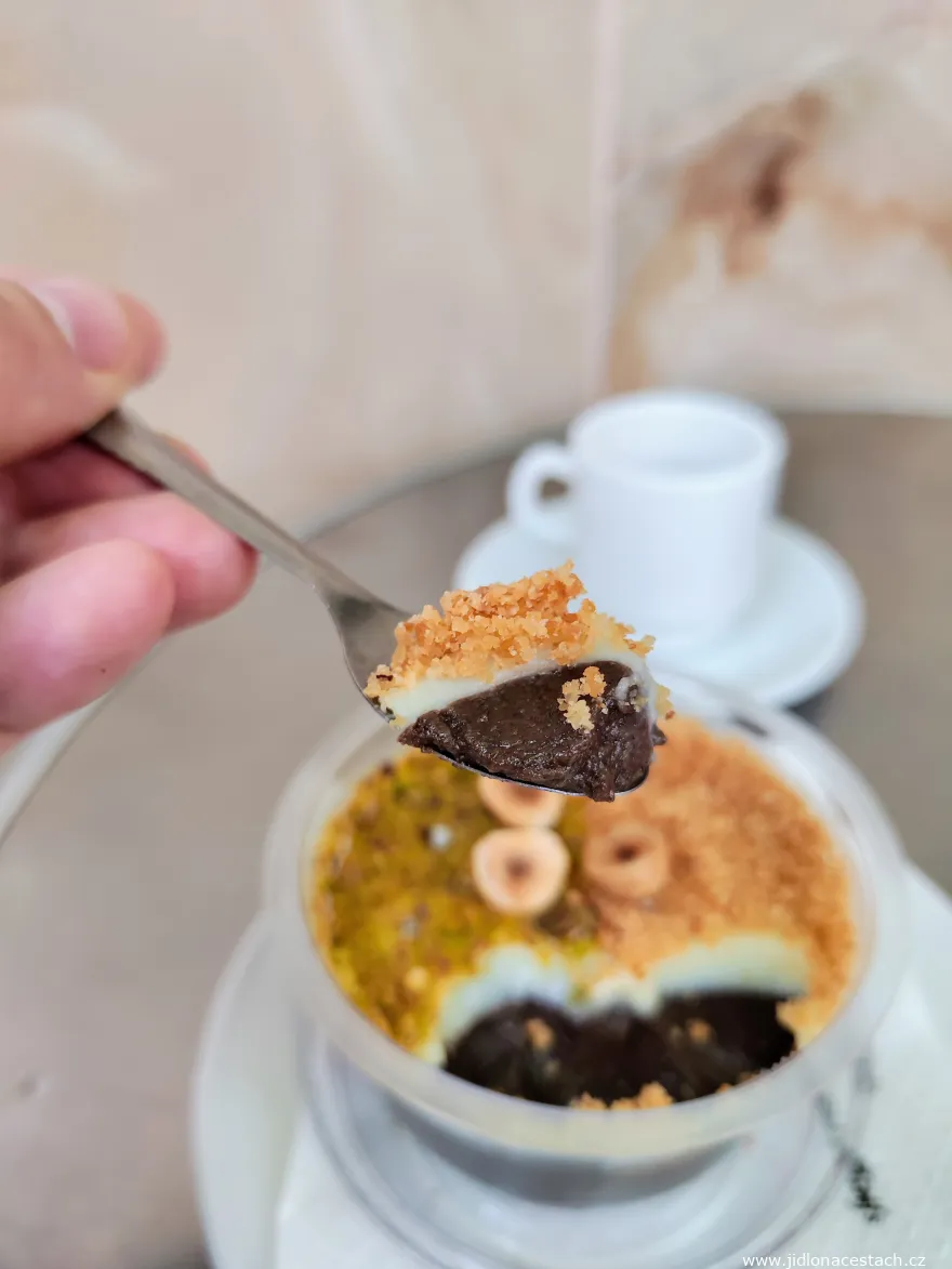 Assidat zgougou: ein typisches tunesisches Dessert. Assidat zgougou: ein typisches tunesisches Dessert.