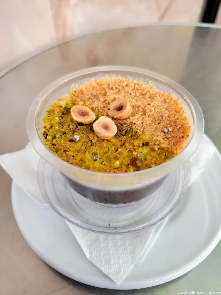 Assidat zgougou: cremiges tunesisches Dessert. Assidat zgougou: cremiges tunesisches Dessert.