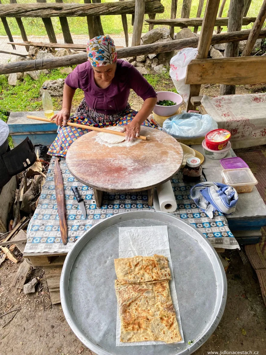 Gözleme : la galette étalée à la main. Gözleme : la galette étalée à la main.