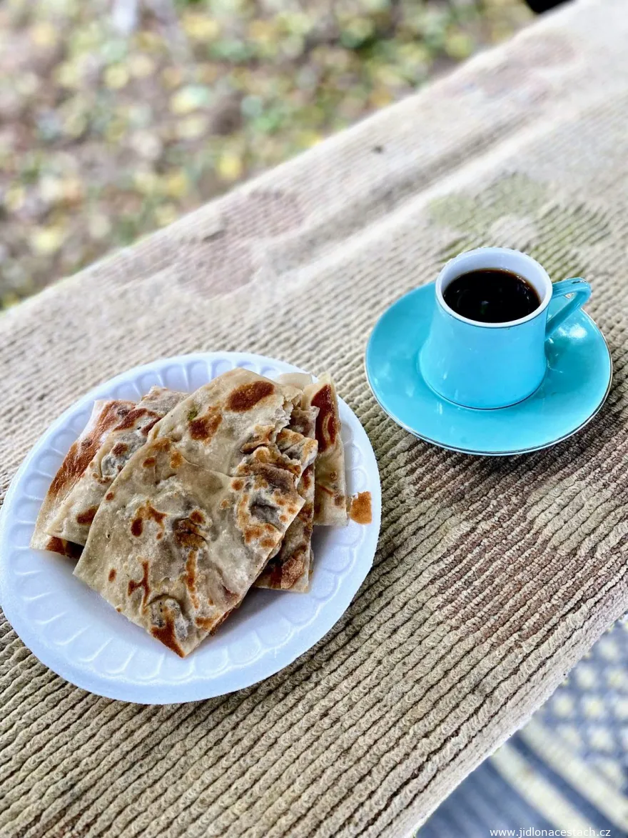 Gözleme sucré aux pommes, au sucre et à la cannelle. Avec un café turc, c'est une combinaison parfaite. Gözleme sucré aux pommes, au sucre et à la cannelle. Avec un café turc, c'est une combinaison parfaite.