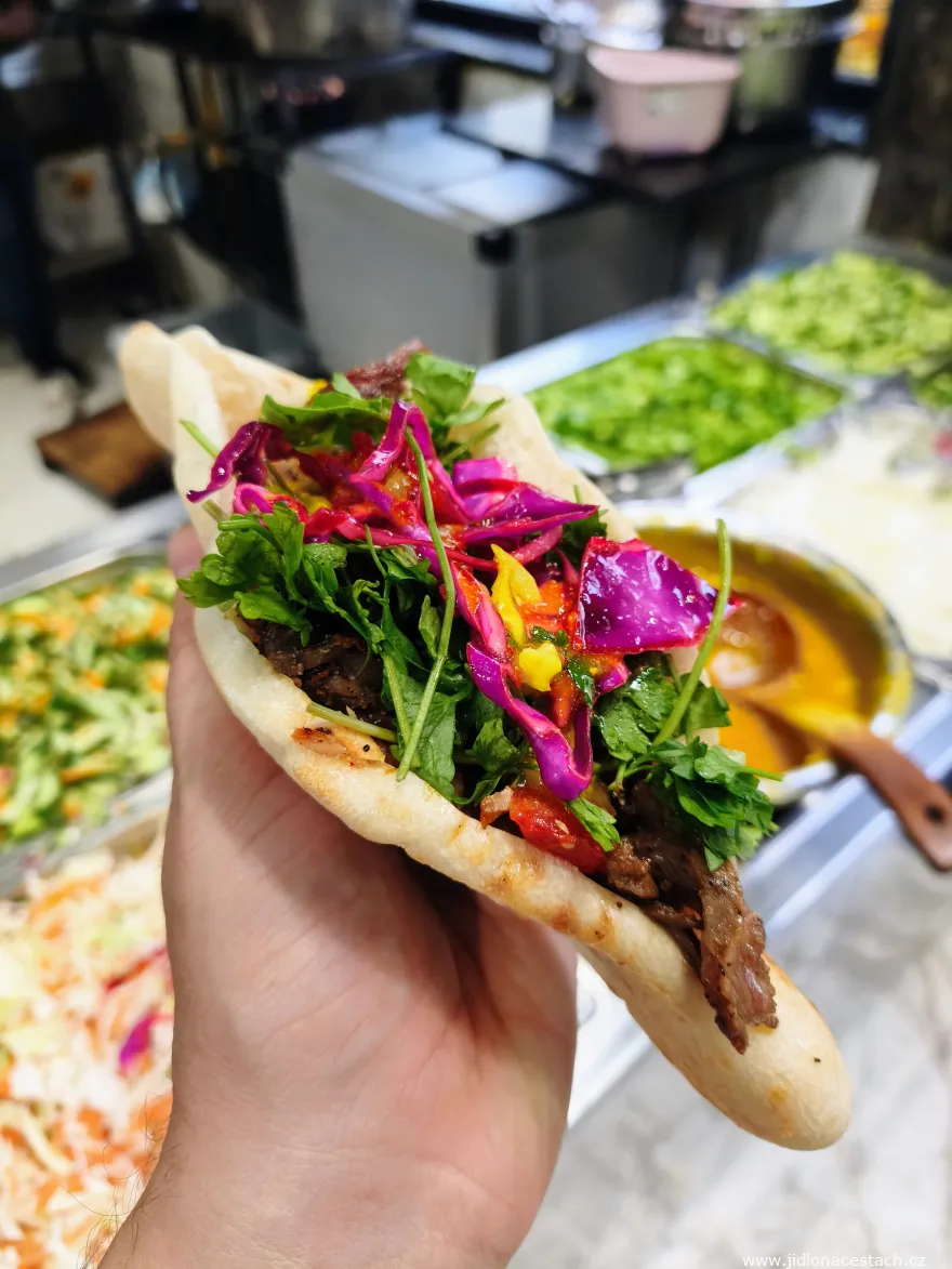 Guss: Rindfleisch mit eingelegtem Gemüse, Petersilie und Amba-Sauce im Samoon-Brot (Irak). Guss: Rindfleisch mit eingelegtem Gemüse, Petersilie und Amba-Sauce im Samoon-Brot (Irak).