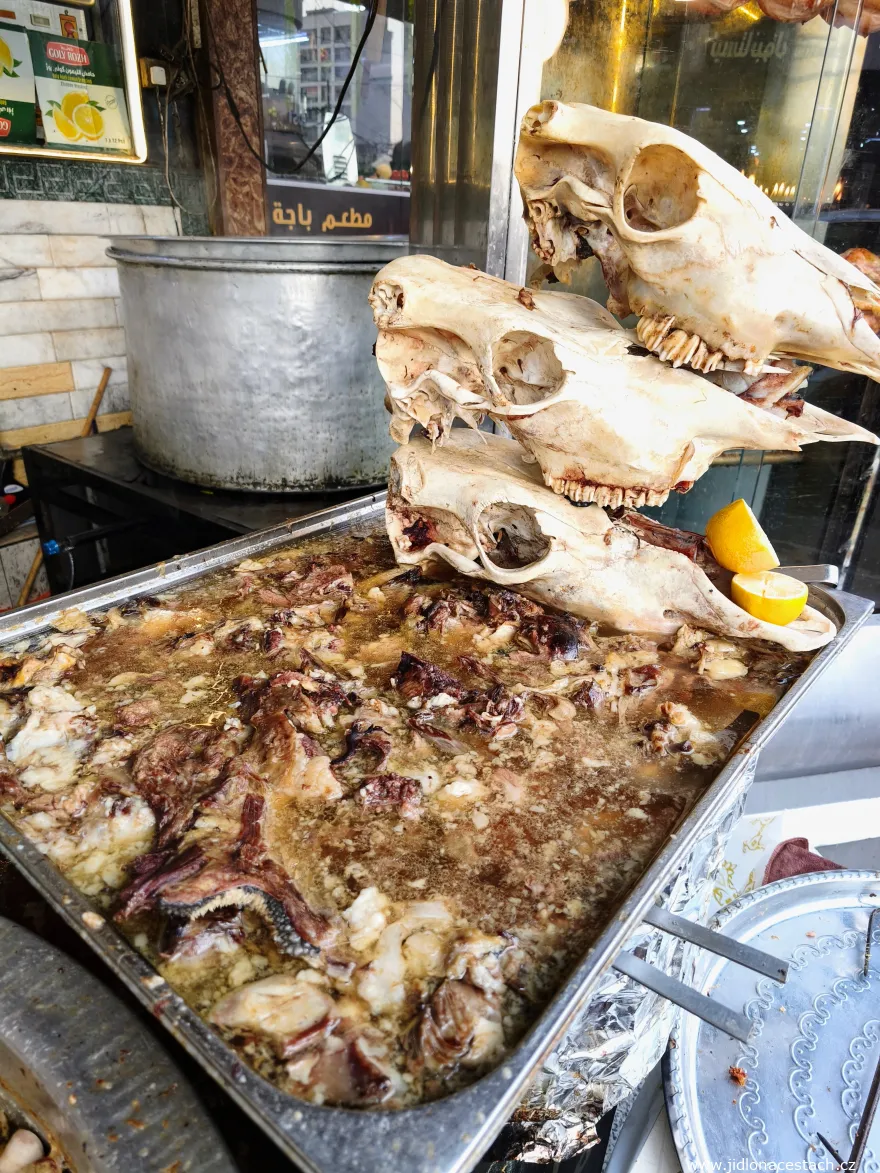 Pacha : une fois la viande détachée, les crânes sont exposés en guise d'enseigne. Pacha : une fois la viande détachée, les crânes sont exposés en guise d'enseigne.