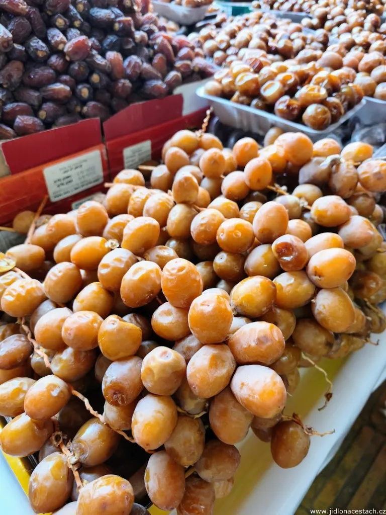 Frische Datteln auf einem irakischen Markt. Frische Datteln auf einem irakischen Markt.