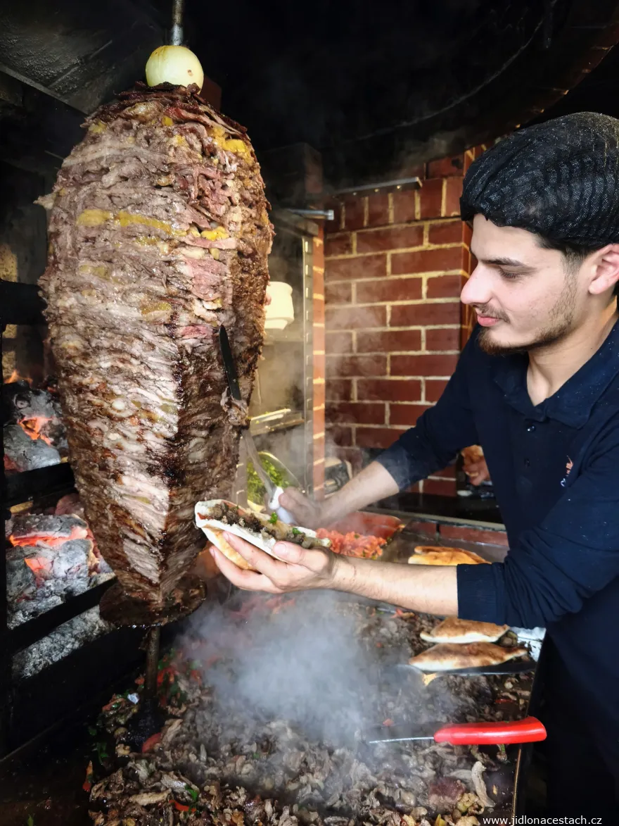 Irakischer Guss: Das Fleisch gart über Holzkohle. Irakischer Guss: Das Fleisch gart über Holzkohle.