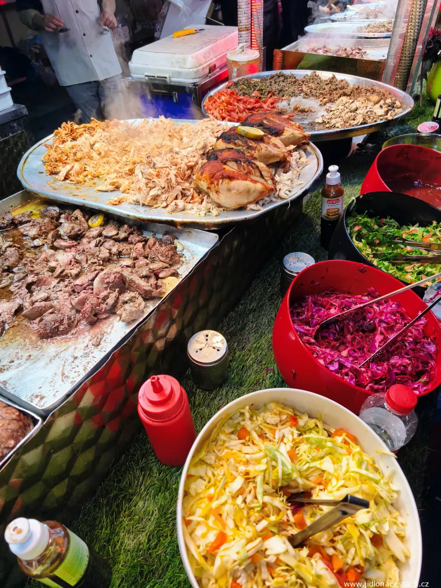 Iskan: Brathähnchen, geschmortes Fleisch und Salate. Iskan: Brathähnchen, geschmortes Fleisch und Salate.