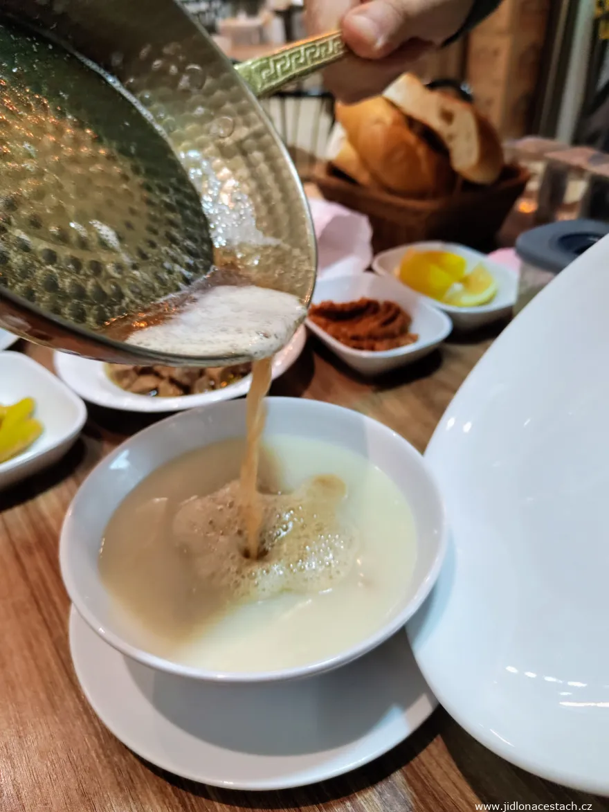 İşkembe çorbası : la soupe arrosée de beurre chaud au piment. İşkembe çorbası : la soupe arrosée de beurre chaud au piment.
