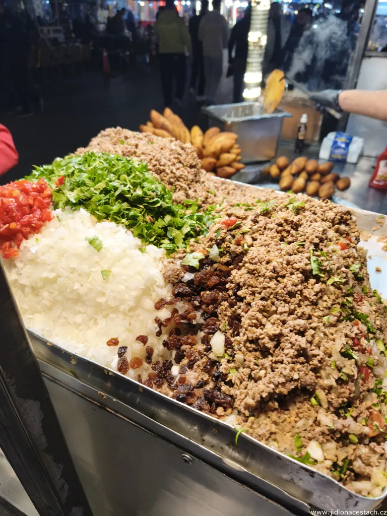 Kubba: Hackfleisch, Bulgur, Zwiebel, Gewürze. Alle Zutaten auf einen Blick. Kubba: Hackfleisch, Bulgur, Zwiebel, Gewürze. Alle Zutaten auf einen Blick.