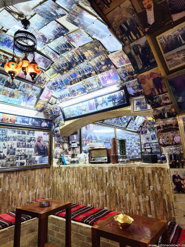 Teehaus Mam Khalil, Erbil: der Innenraum. Teehaus Mam Khalil, Erbil: der Innenraum.