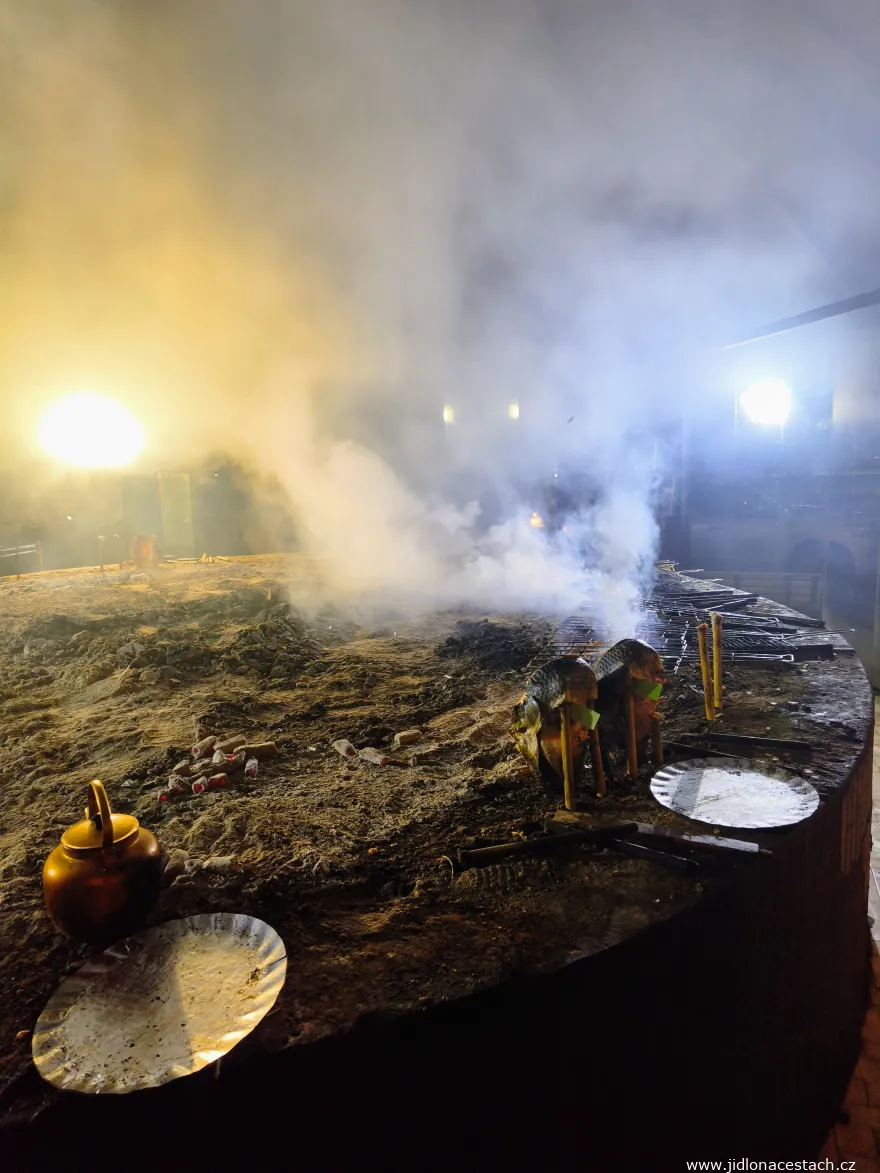 Masgouf : dans les restaurants spécialisés, les foyers peuvent être immenses. Une partie des poissons grille encore lentement sur les piques, une autre finit déjà de cuire directement sur les braises. Masgouf : dans les restaurants spécialisés, les foyers peuvent être immenses. Une partie des poissons grille encore lentement sur les piques, une autre finit déjà de cuire directement sur les braises.