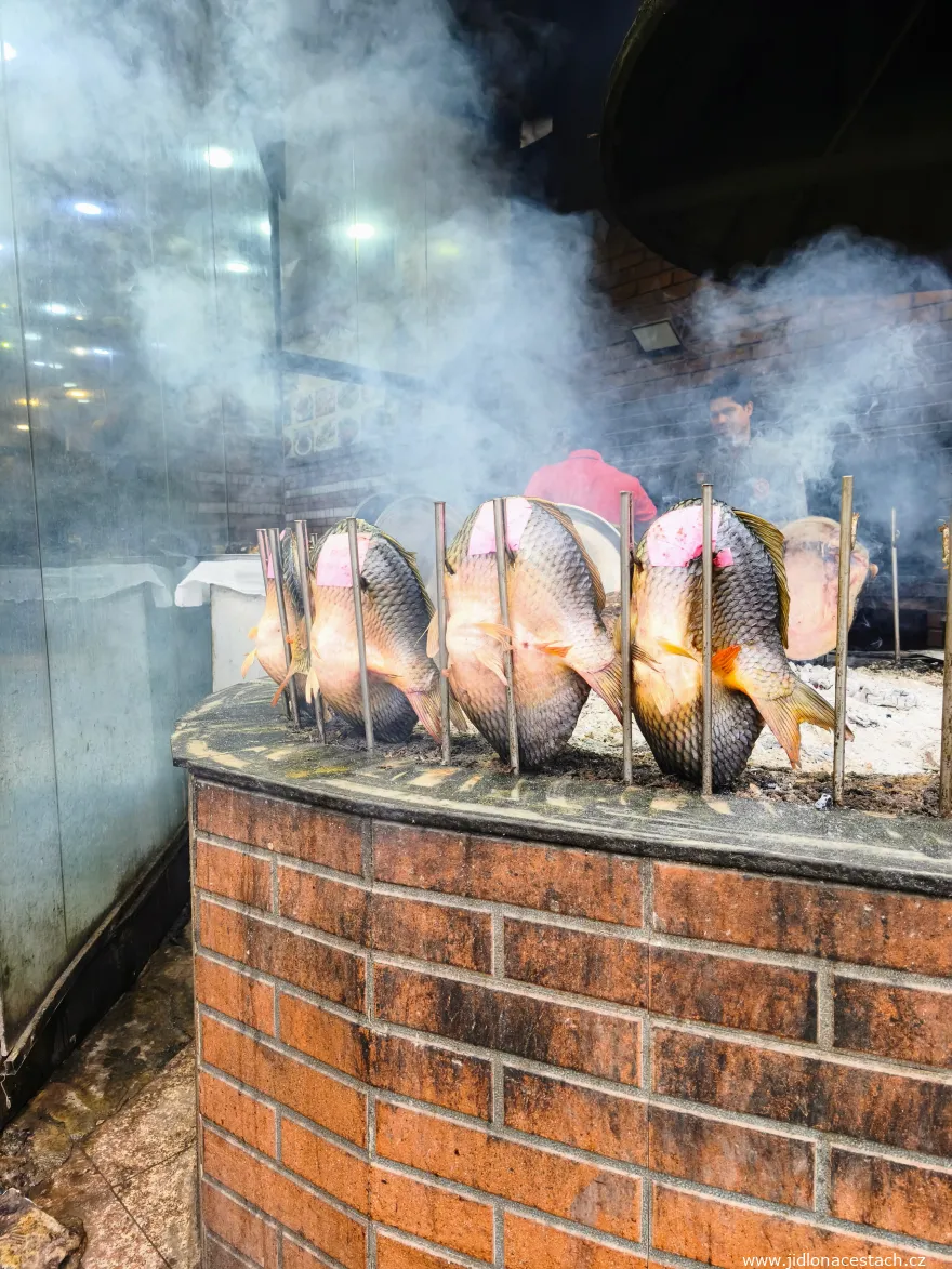 Masgouf : le poisson, embroché sur deux piques, grille très lentement sur un foyer ouvert bien particulier. Masgouf : le poisson, embroché sur deux piques, grille très lentement sur un foyer ouvert bien particulier.