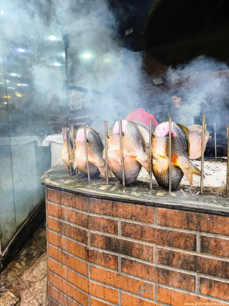 Masgouf: Der aufgespießte Fisch grillt sehr langsam an einer eigens dafür gebauten offenen Feuerstelle. Masgouf: Der aufgespießte Fisch grillt sehr langsam an einer eigens dafür gebauten offenen Feuerstelle.