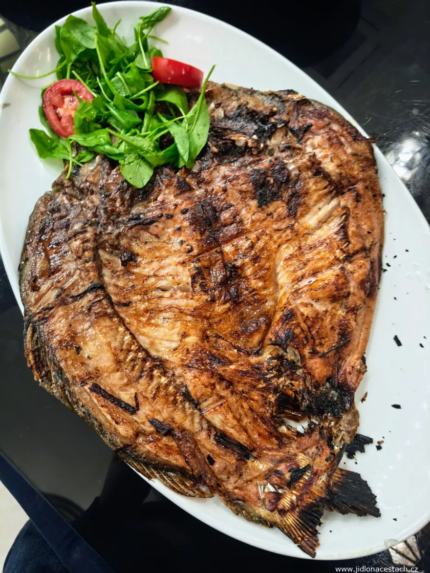 Irakisches Nationalgericht: Masgouf. Ein saftiger, hervorragend gewürzter Fisch, der stundenlang über einer speziellen Feuerstelle gegrillt wird. Irakisches Nationalgericht: Masgouf. Ein saftiger, hervorragend gewürzter Fisch, der stundenlang über einer speziellen Feuerstelle gegrillt wird.