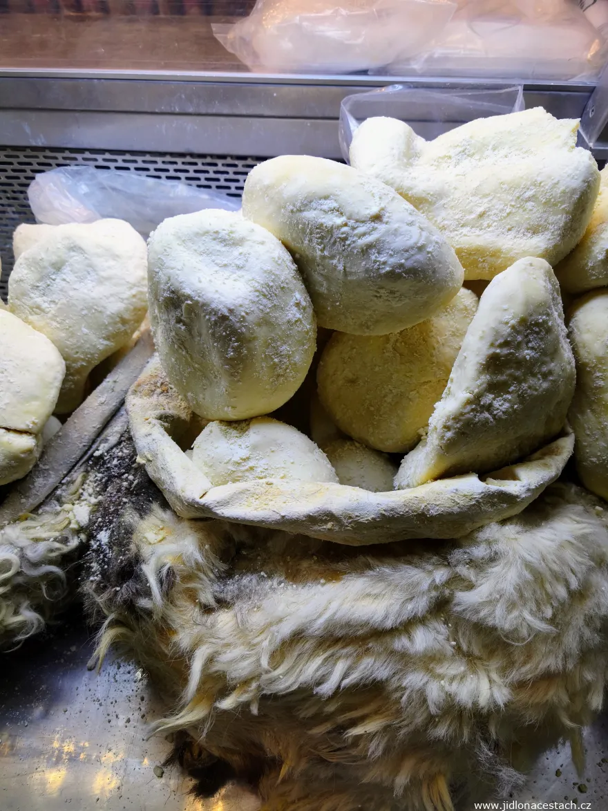 Motal: Käse, der in einem ganzen Schafsfell reift. Motal: Käse, der in einem ganzen Schafsfell reift.