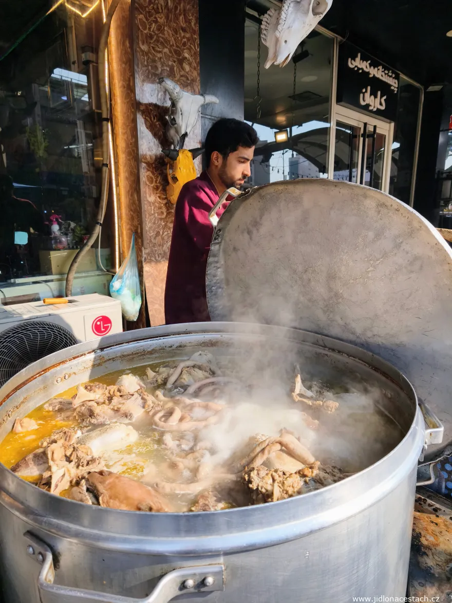 Pacha : les marmites de cuisson sont gigantesques. La pacha se prépare souvent directement dans la rue. Pacha : les marmites de cuisson sont gigantesques. La pacha se prépare souvent directement dans la rue.