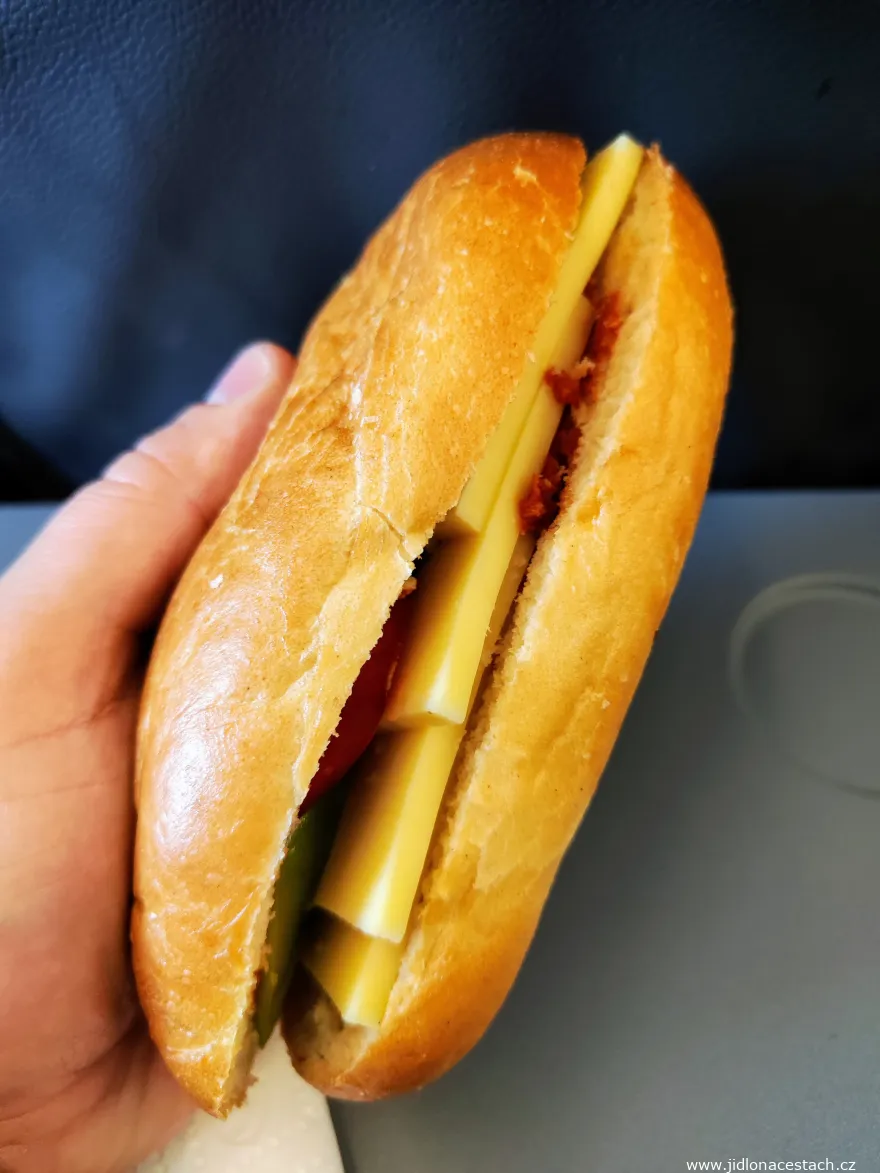 Palubní menu Pegasus Airlines: sendvič se sýrem kaşar a zeleninou.