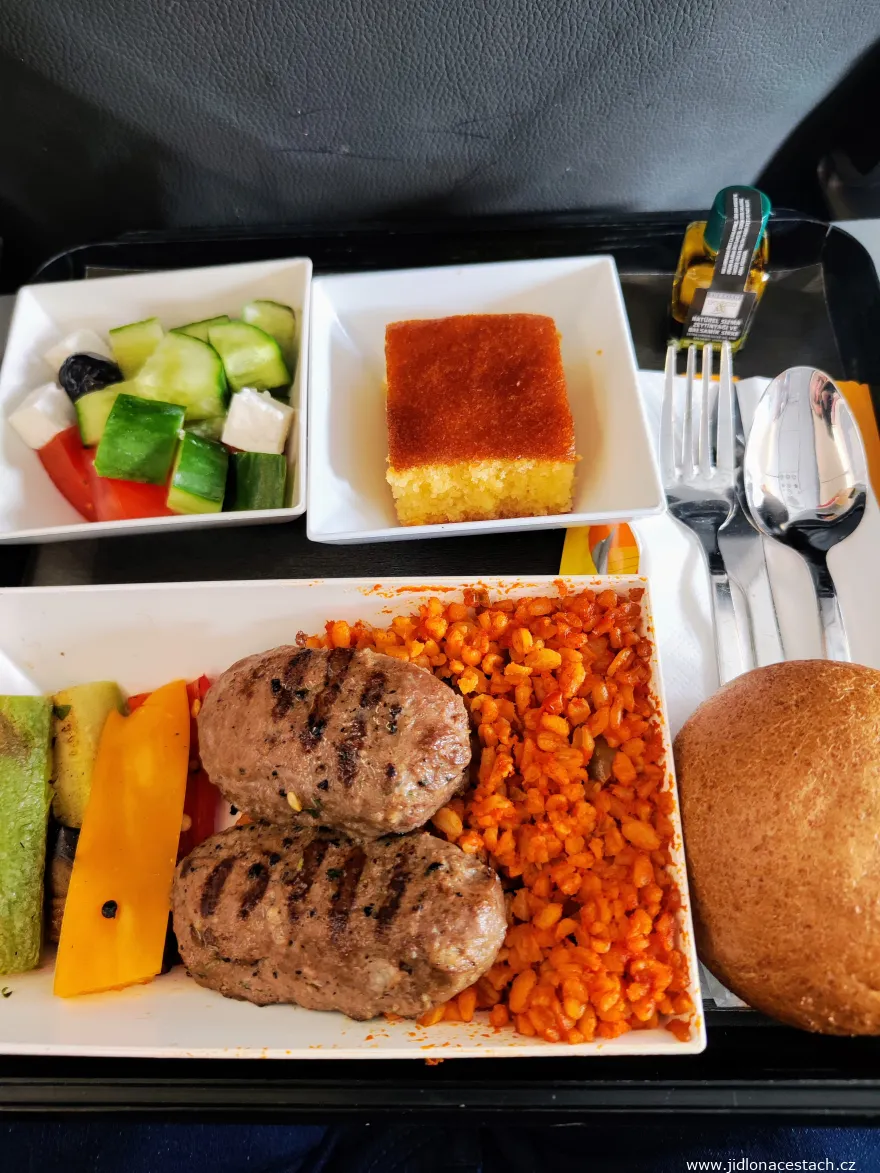 Palubní menu Pegasus Airlines: masové kuličky, ochucený bulgur s grilovanou zeleninou, salát a dezert. Palubní menu Pegasus Airlines: masové kuličky, ochucený bulgur s grilovanou zeleninou, salát a dezert.