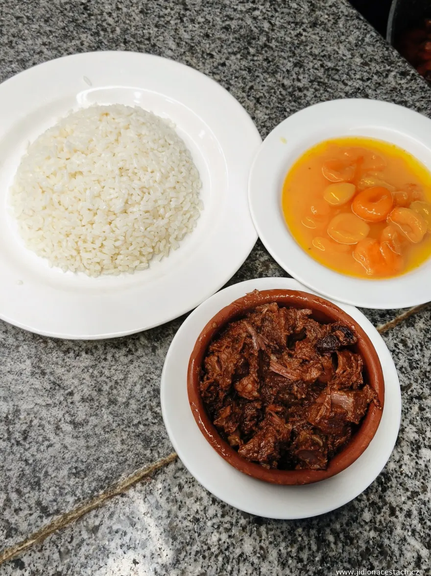 Qeli: konfiertes Fleisch mit Reis und Aprikosen. Kurdische Spezialität aus der Stadt Akre. Qeli: konfiertes Fleisch mit Reis und Aprikosen. Kurdische Spezialität aus der Stadt Akre.