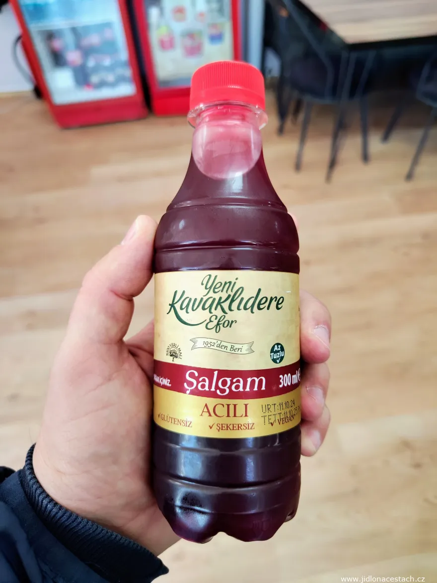 Şalgam: la bebida turca fermentada de zanahoria negra. Şalgam: la bebida turca fermentada de zanahoria negra.