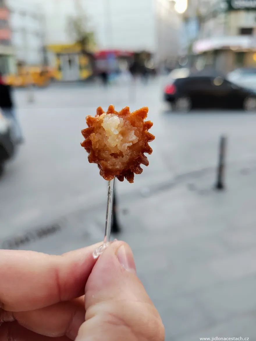 Tulumba: Das Innere des Desserts ist mit Zuckerlösung vollgesogen.