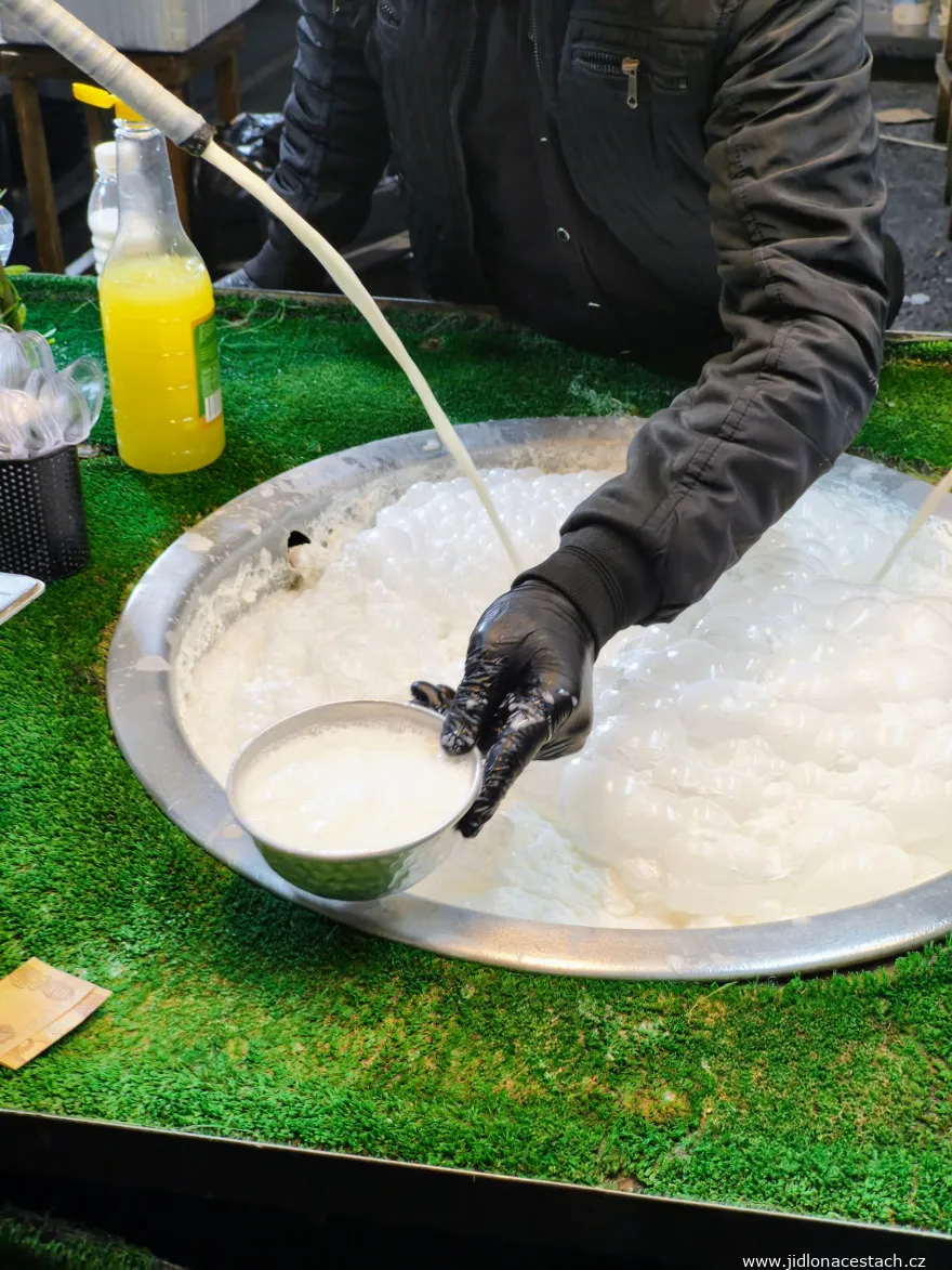 Ayran-Fontäne an einem Straßenstand im Irak.
