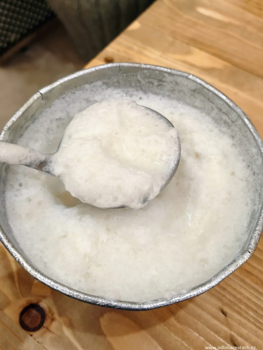 Ayran mit der Schöpfkelle, aus der getrunken wird, in einem kurdischen Restaurant.