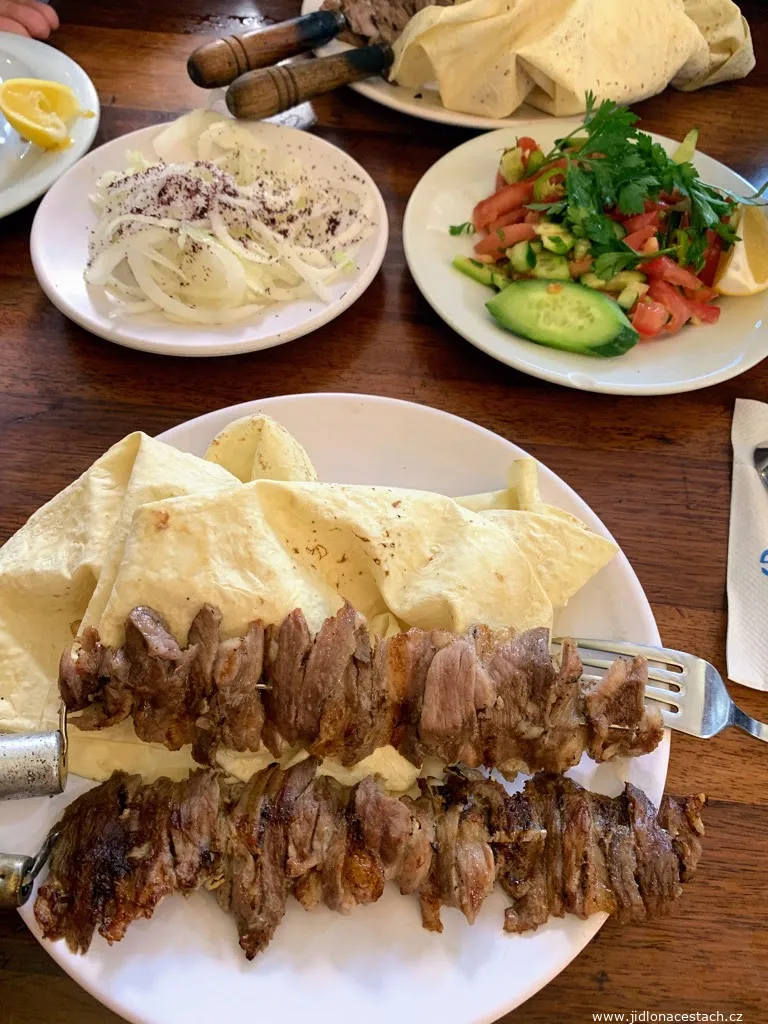 Cağ kebabı de l'établissement stambouliote Şehzade Cağ Kebap. Cağ kebabı de l'établissement stambouliote Şehzade Cağ Kebap.