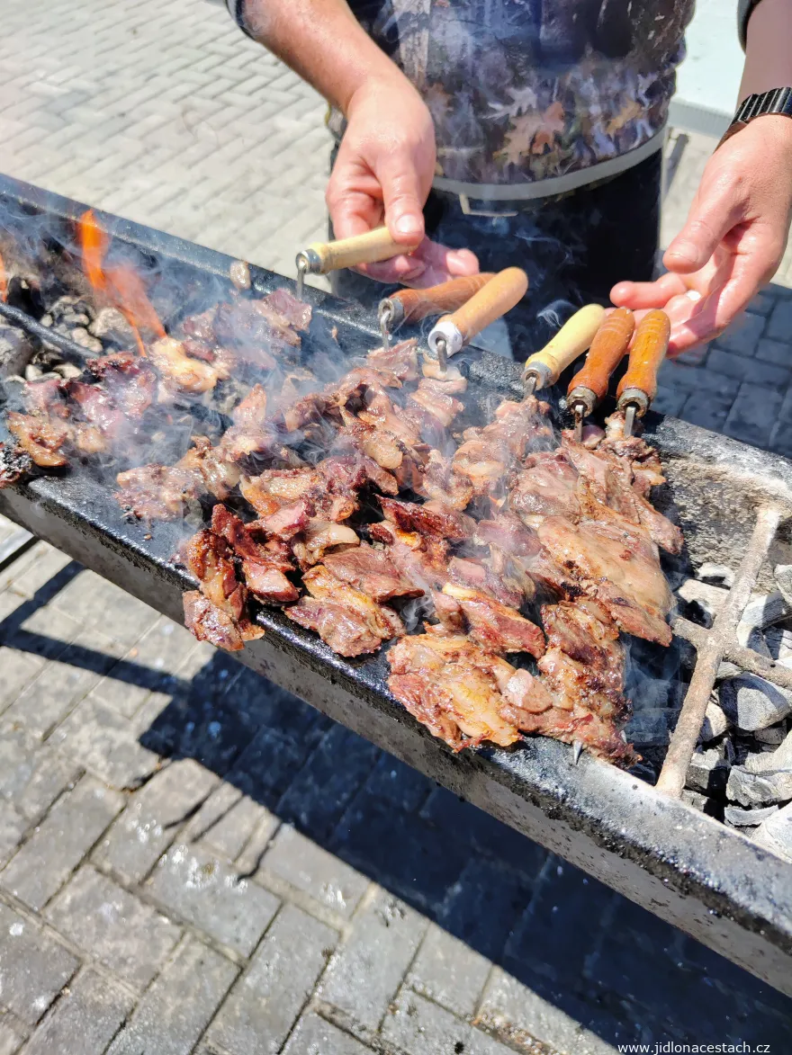 Cağ kebabı : bref passage des brochettes sur le gril pour finir la face inférieure.