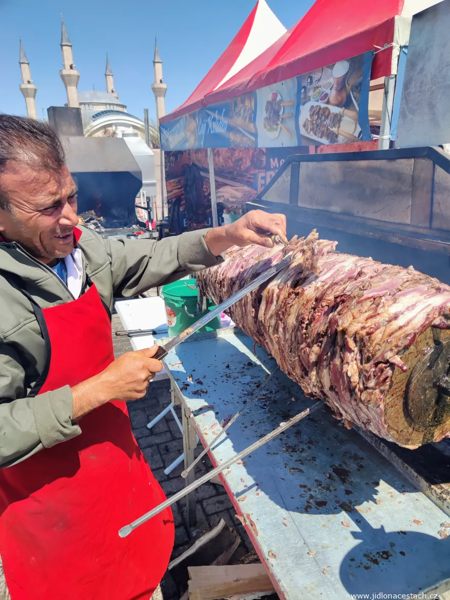 Cağ kebabı : la viande est piquée sur la broche puis découpée. Cağ kebabı : la viande est piquée sur la broche puis découpée.