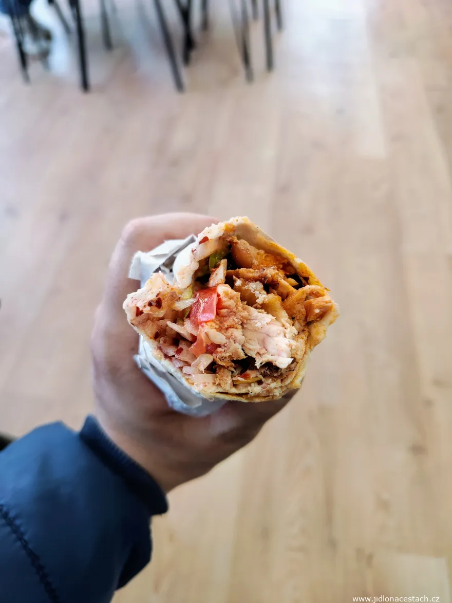 Dürüm döner: mäso, zelenina a omáčky sú zabalené v tenkej chlebovej placke. Dürüm döner: mäso, zelenina a omáčky sú zabalené v tenkej chlebovej placke.