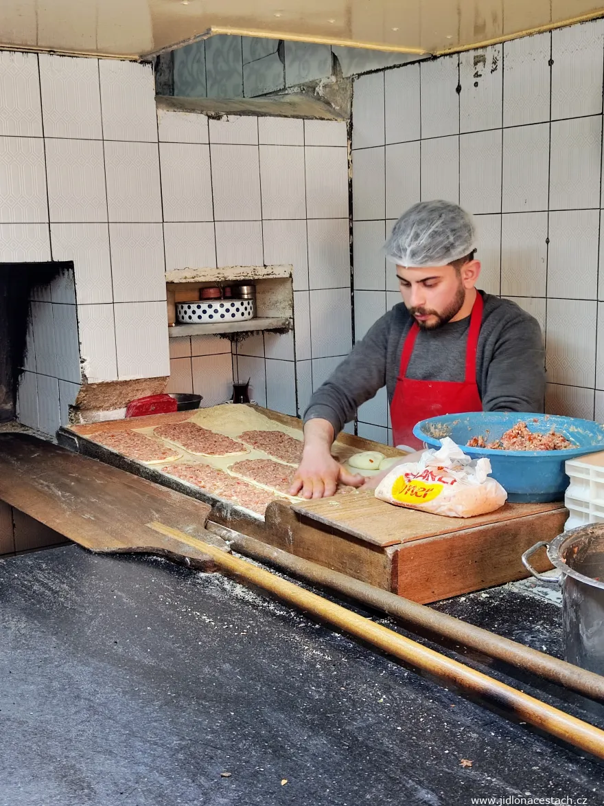 Etli ekmek: mit Fleisch belegter Teig in Vorbereitung. Etli ekmek: mit Fleisch belegter Teig in Vorbereitung.