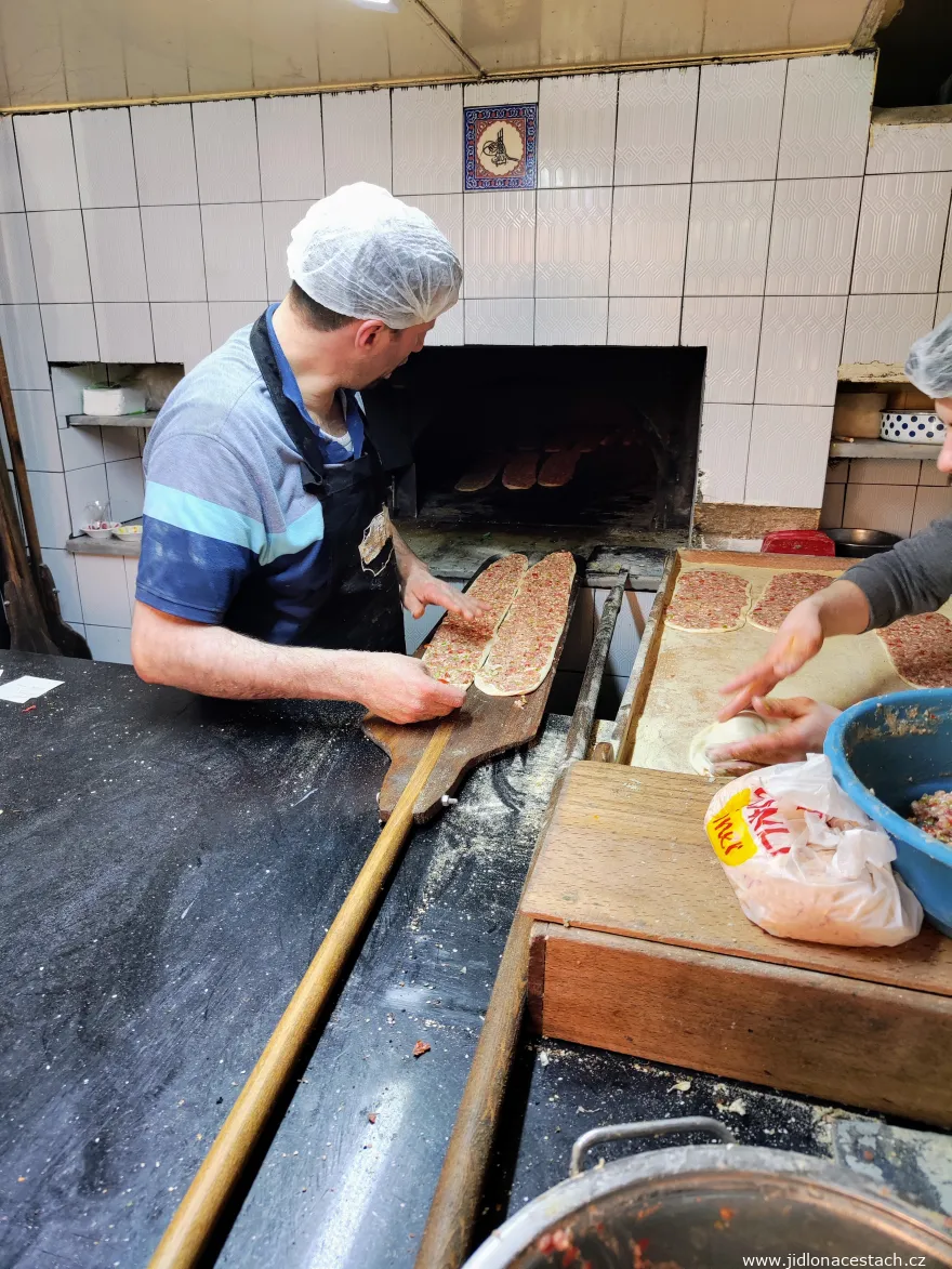 Etli ekmek: das letzte Ziehen des Teigs mit Fleisch auf dem Schieber.