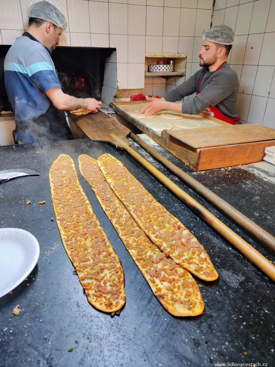 Etli ekmek: frisch aus dem Ofen gezogene Stücke. Etli ekmek: frisch aus dem Ofen gezogene Stücke.
