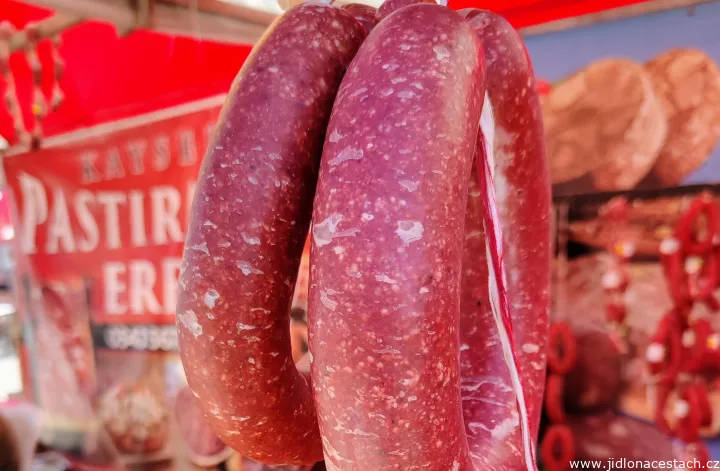 Sucuk: tradičná fermentovaná hovädzia klobása