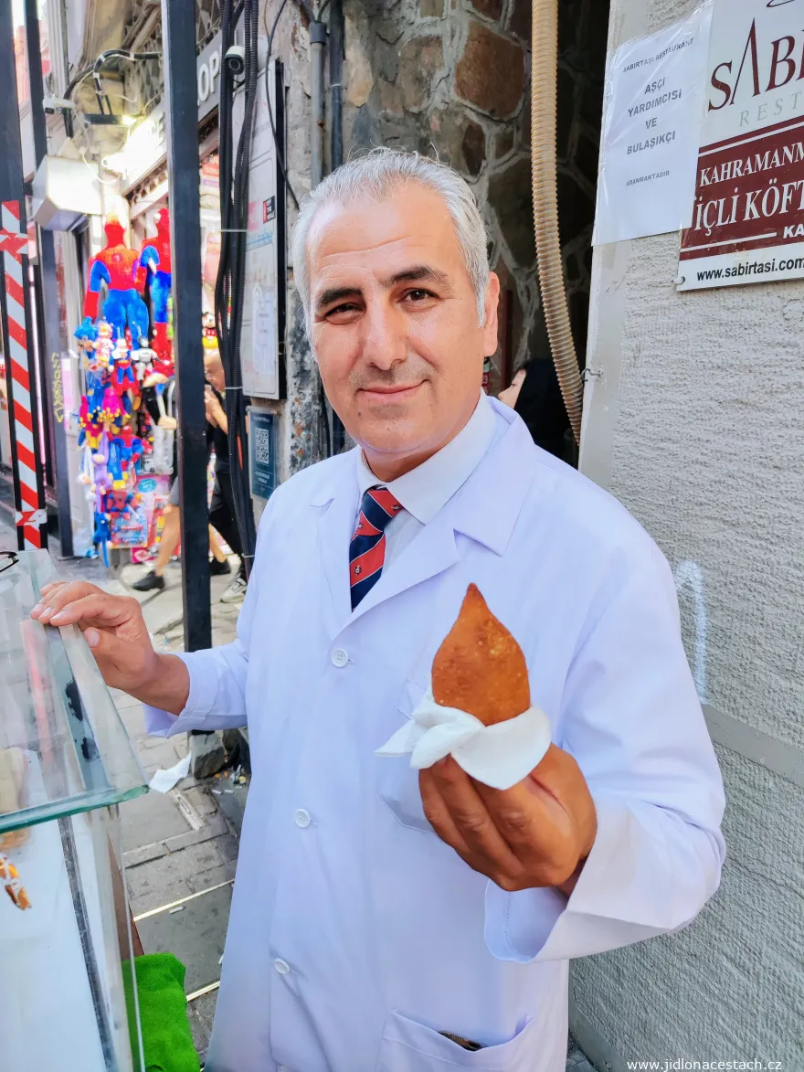 İçli köfte: in Istanbul ist das Restaurant Sabırtaşı die legendäre Adresse zum Probieren. Sein Verkäufer im weißen Kittel verkauft die Hackfleischkugeln auf der Straße. İçli köfte: in Istanbul ist das Restaurant Sabırtaşı die legendäre Adresse zum Probieren. Sein Verkäufer im weißen Kittel verkauft die Hackfleischkugeln auf der Straße.