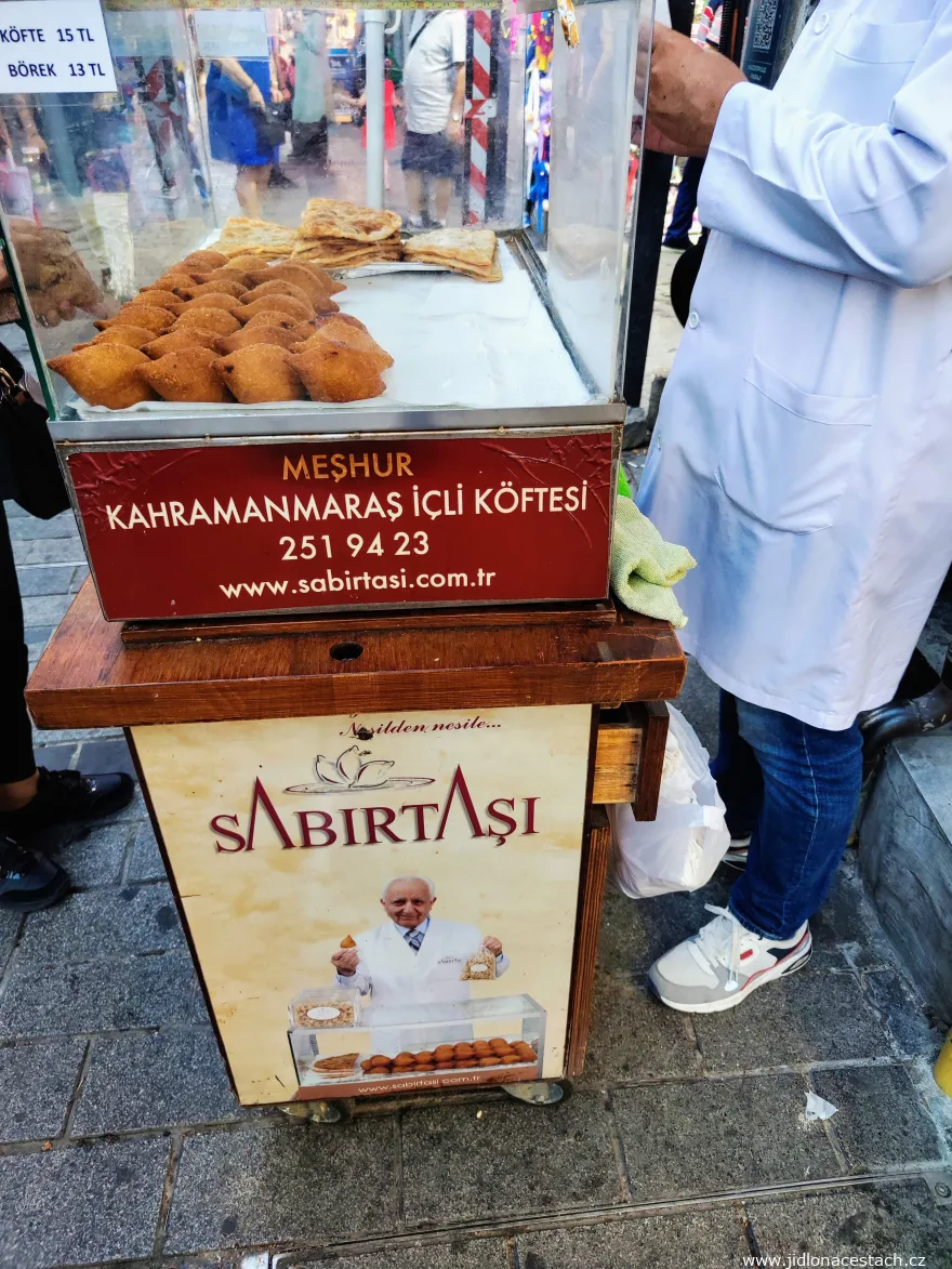 İçli köfte: das Gericht wird oft als Street Food angeboten.