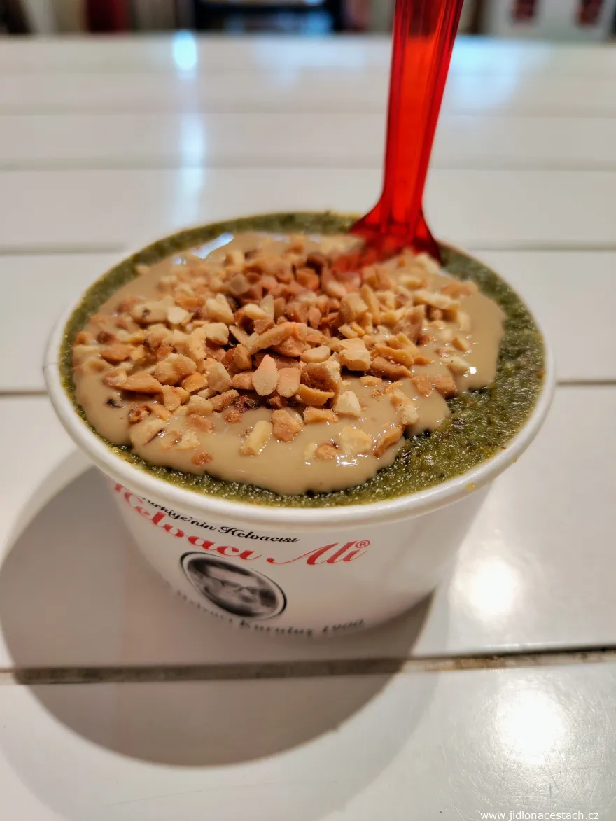 İrmik helvası: die Pistazienvariante mit Tahini und gehackten Nüssen. İrmik helvası: die Pistazienvariante mit Tahini und gehackten Nüssen.