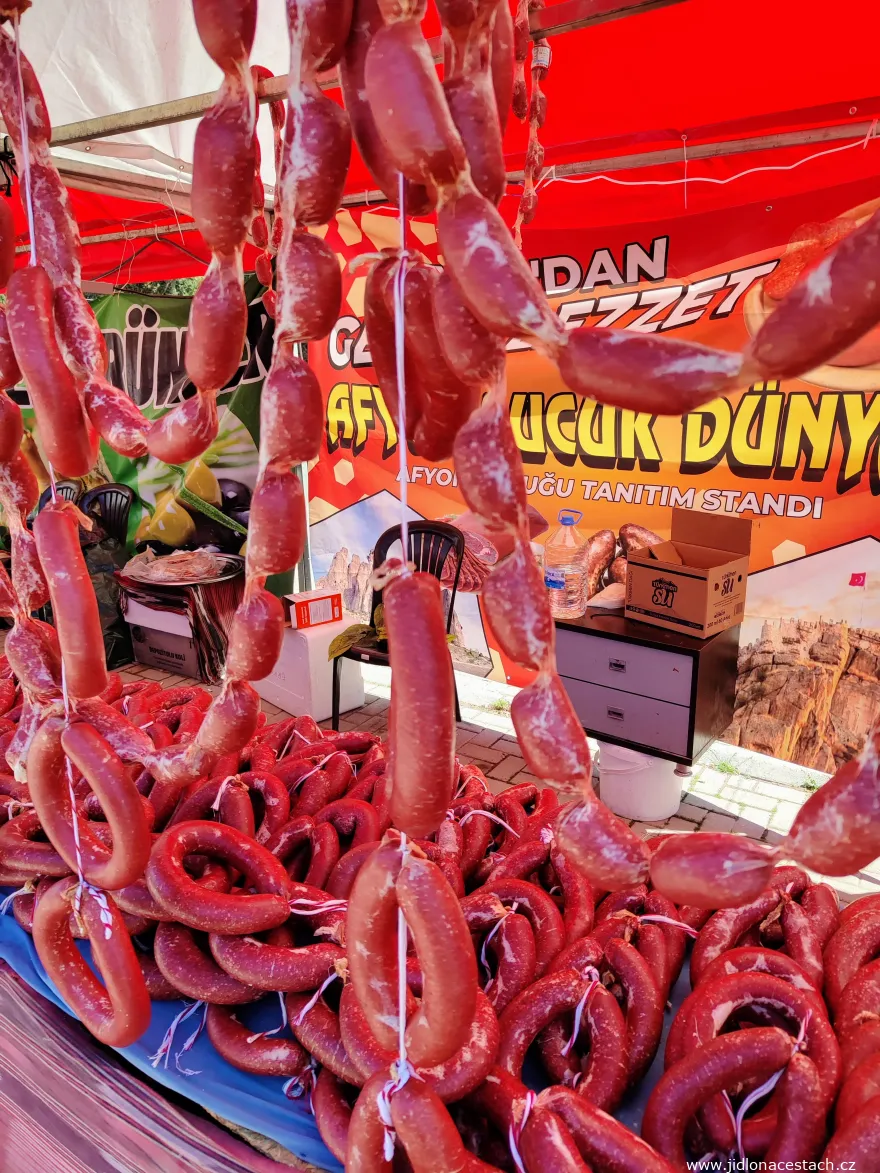 Sucuk: tradičná fermentovaná hovädzia klobása. Sucuk: tradičná fermentovaná hovädzia klobása.