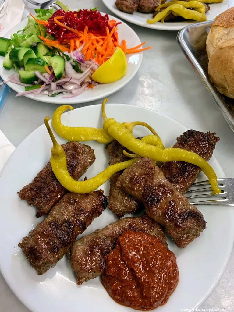 Köfte: grilované mleté mäso. Köfte: grilované mleté mäso.