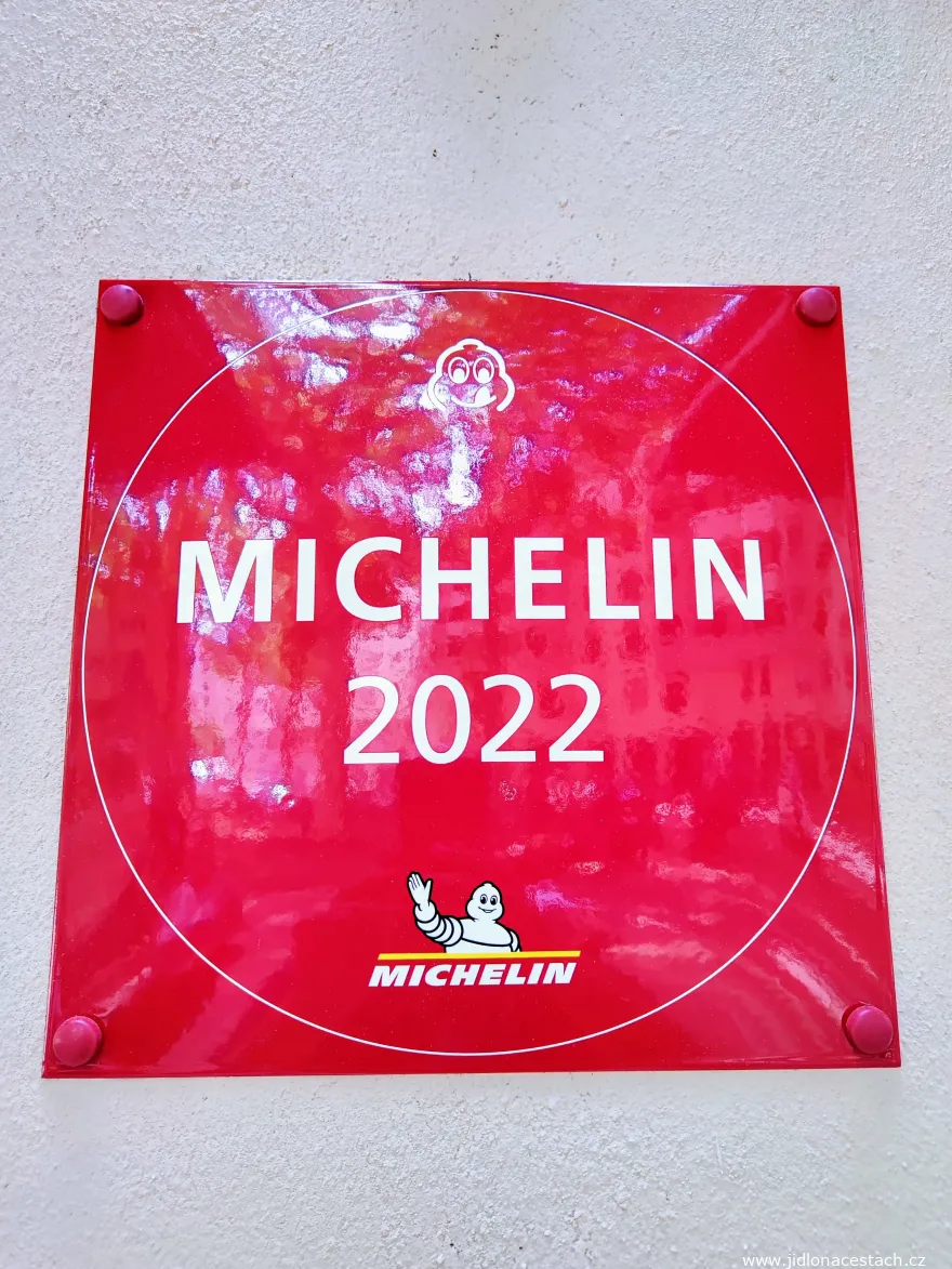 I ristoranti Michelin sono segnalati da un'inconfondibile targa rossa. I ristoranti Michelin sono segnalati da un'inconfondibile targa rossa.