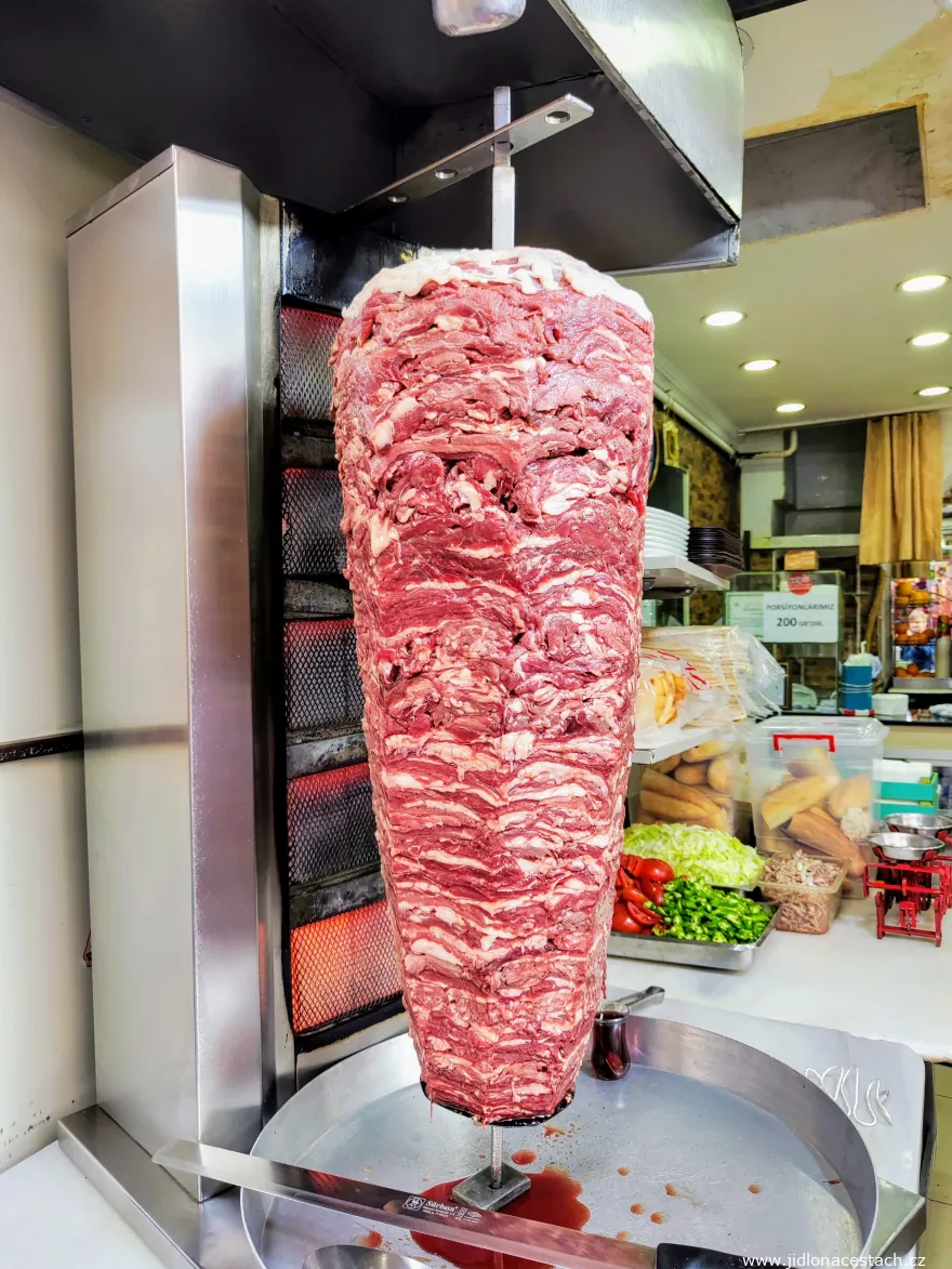 Döner kebab: plátky chudšieho hovädzieho mäsa sú preložené plátkami tuku.