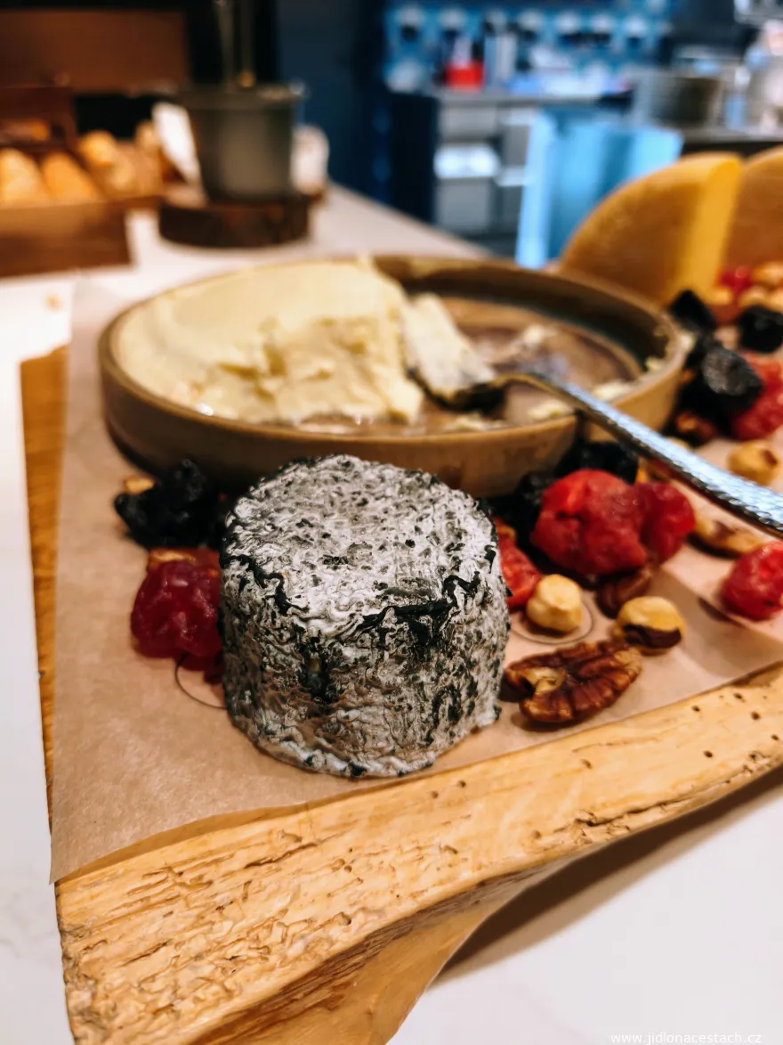 Reštaurácia The Artisan: doska so syrmi z Krasolesí. V popredí zrejúci syr v popole, ktorý pod svojou tmavou vráskavou kôrkou skrýval úžasne krémové vnútro. Po pokvapkaní troškou medu človek ľahko pochopí, prečo Francúzi podávajú syry ako "dezert po jedle". Reštaurácia The Artisan: doska so syrmi z Krasolesí. V popredí zrejúci syr v popole, ktorý pod svojou tmavou vráskavou kôrkou skrýval úžasne krémové vnútro. Po pokvapkaní troškou medu človek ľahko pochopí, prečo Francúzi podávajú syry ako "dezert po jedle".