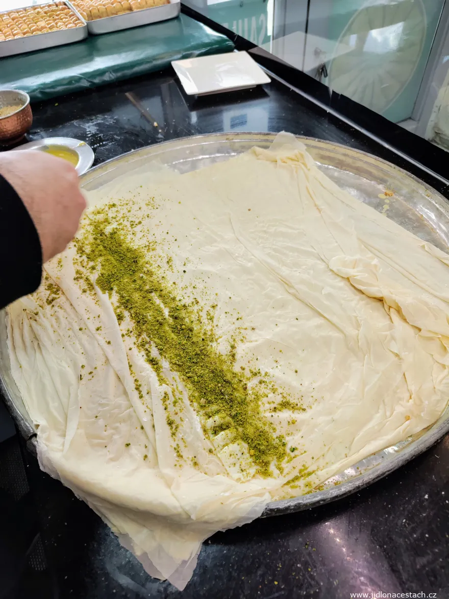 Saç arası : la pâte garnie de pistaches. Saç arası : la pâte garnie de pistaches.