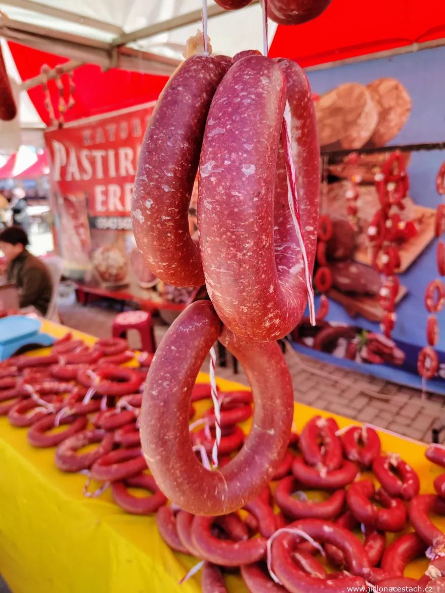 Sucuk: tradičná fermentovaná hovädzia klobása. Sucuk: tradičná fermentovaná hovädzia klobása.