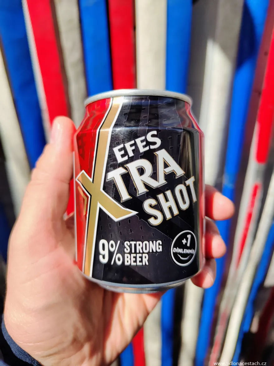 La bière turque Efes Xtra shot. La bière turque Efes Xtra shot.