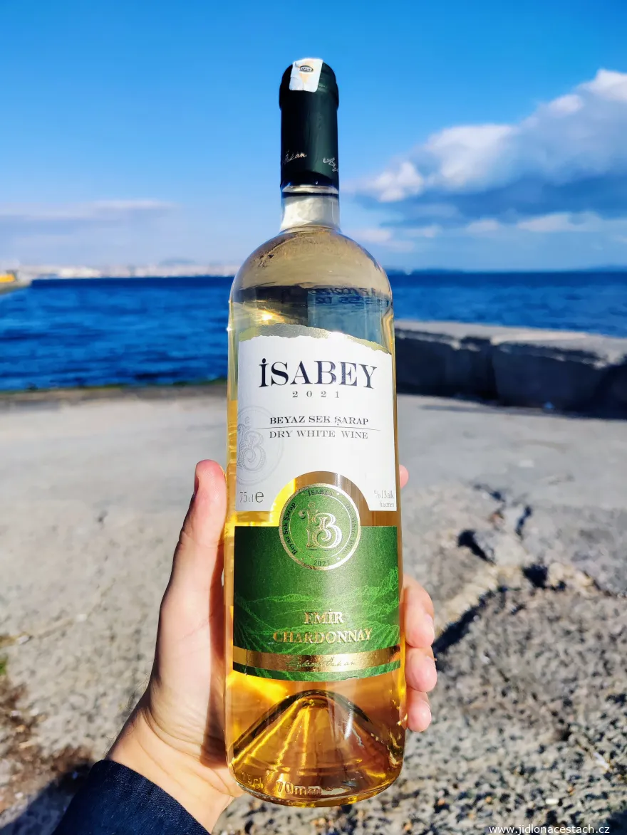 Vino bianco turco: cuvée dei vitigni Emir e Chardonnay.